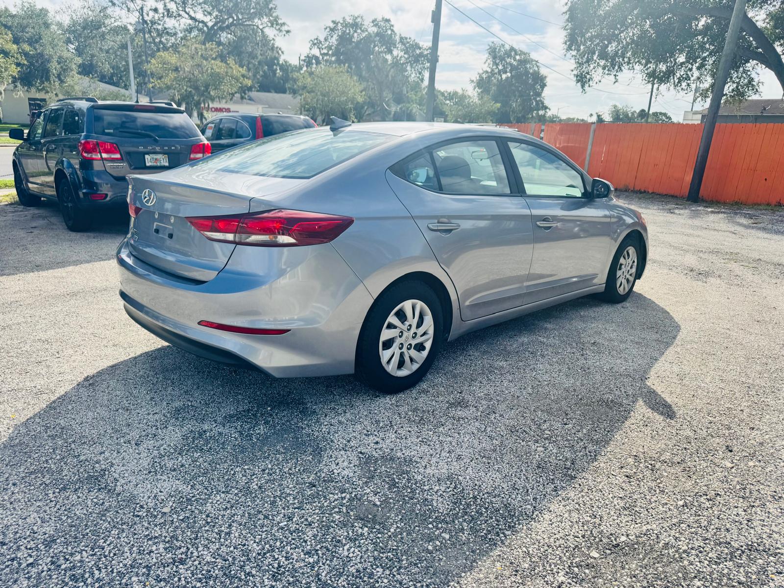 
								Hyundai Elantra full									